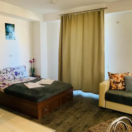 Seasons Holiday Studio Apartment *