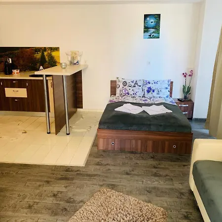 Seasons Holiday Studio Apartment *